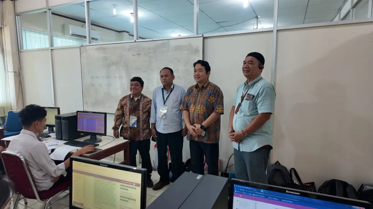 Direktur Polmed, Dr. Ir. Idham Kamil, S.T., M.T., meninjau langsung pelaksanaan hari terakhir Ujian Masuk Mandiri Lokal Tahun Akademik 2026, Rabu (22/7/2026).