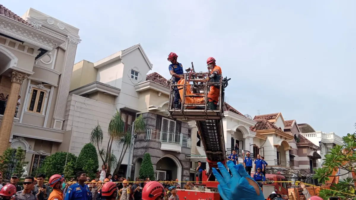 EVAKUASI: Tim SAR gabungan saat mengevakuasi jasad kedua korban tewas ledakan di Grand Polonia Medan, Selasa (21/7/2026). (Dok: Gusman/Sumut Pos)
