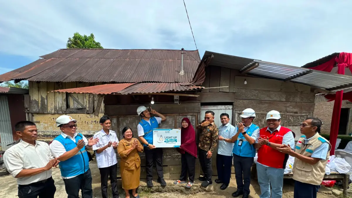 Jajaran PT PLN (Persero) UP3 Pematangsiantar menyerahkan bantuan sambungan listrik gratis kepada warga. (Pra Evasi/Sumut Pos)