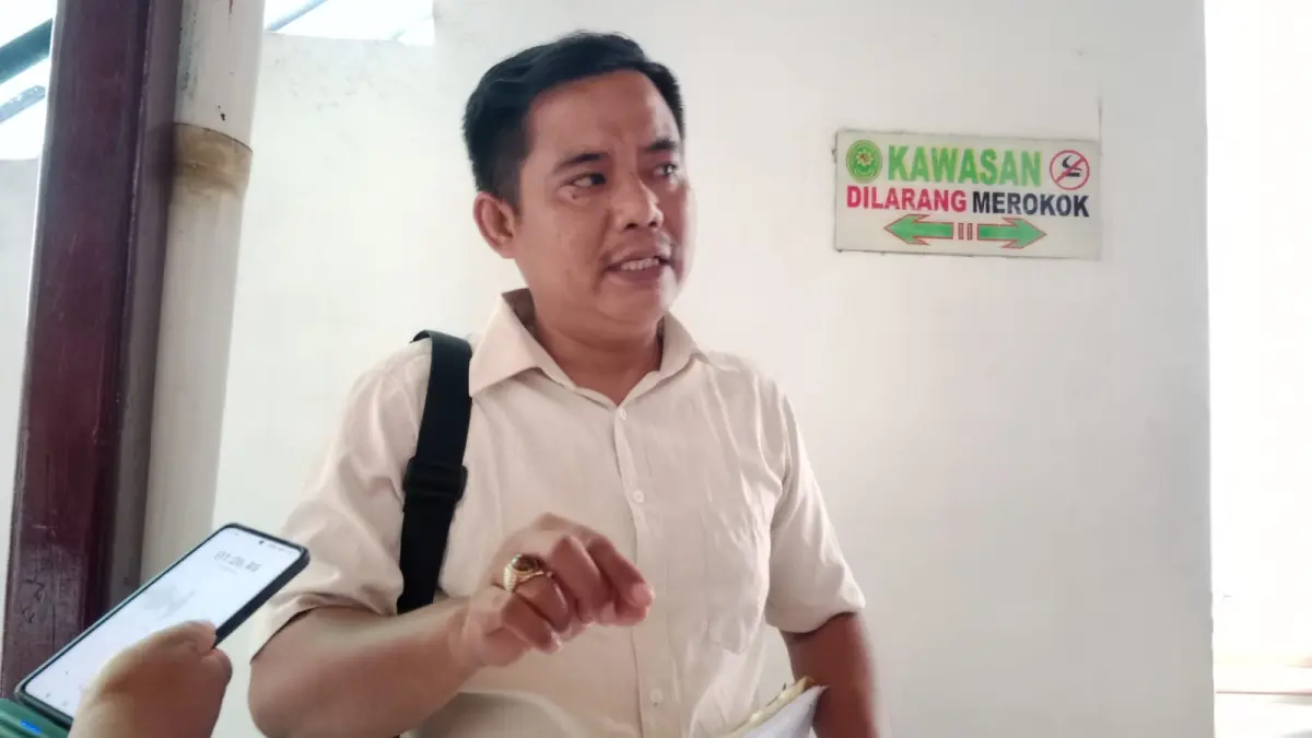 KETERANGAN: Itoloni Gulo selaku kuasa hukum Budi Pranoto, memberikan keterangan terkait sidang smartboard Tebingtinggi di Pengadilan Tipikor Medan, Rabu (22/7/2026). (Dok: Gusman/Sumut Pos)