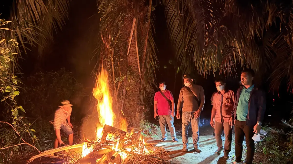 
Pemusnahan gubuk yang diduga barak narkoba di Desa Bubun, Tanjungpura. (Humas Polres Langkat/Sumut Pos)