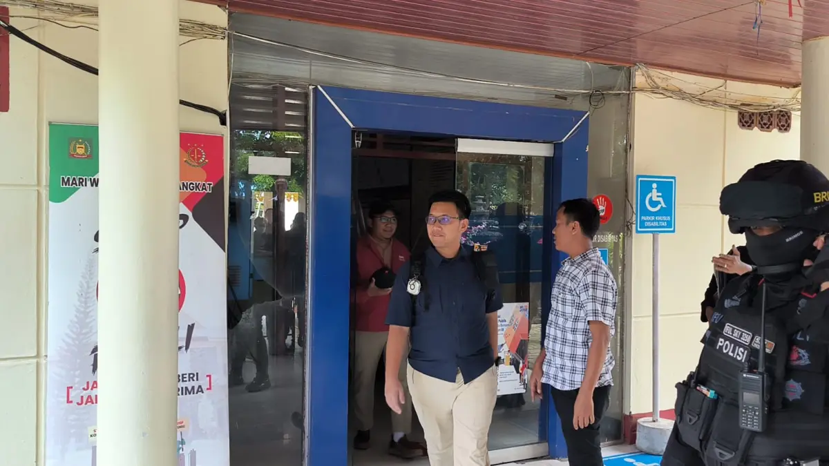 
Penyidik KPK saat keluar dari Kantor Disdik Langkat usai penggeledahan dengan mendapat pengawalan brimob. (Teddy Akbari/Sumut Pos)