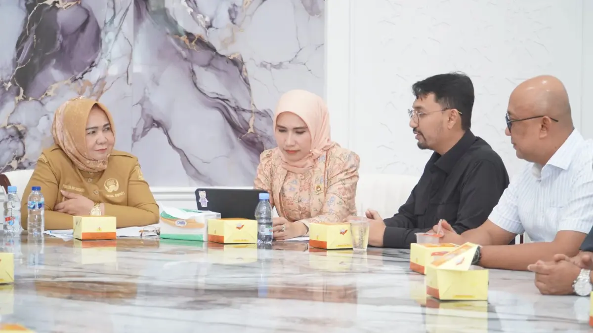 
Plt Bupati Langkat, Tiorita br Surbakti saat menerima audiensi PT Pembangunan Prasarana Sumatera Utara bersama BUMD Perseroda PT Langkat Setia Negeri. (Diskominfo Langkat/Sumut Pos)