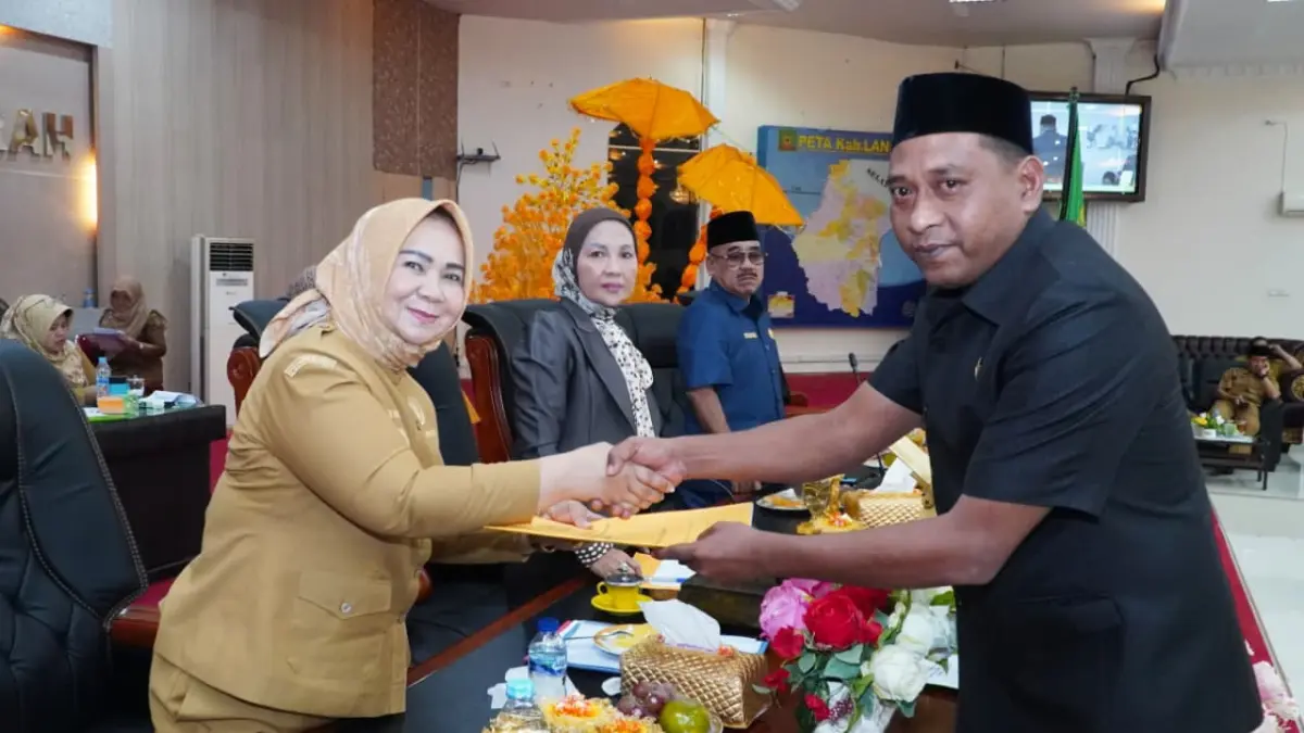 
Plt Bupati Langkat, Tiorita br Surbakti saat menerima pandangan fraksi atas ranperda perubahan pengelolaan barang milik daerah. (Diskominfo Langkat/Sumut Pos)