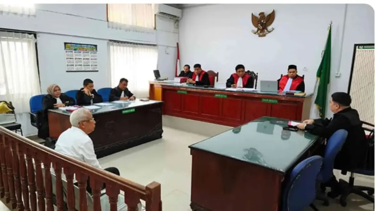 Rida K Liamsi saat menjalani persidangan di Pengadilan Negeri Pekanbaru, Rabu (22/7/2026). (Evan Gunandzar)