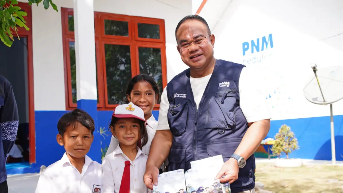 SEKOLAH: Manajemen PNM saat merenovasi sekolah di daerah 3 T, tepatnya dj Desa Wae Moto, NTT. (Dok: PNM)