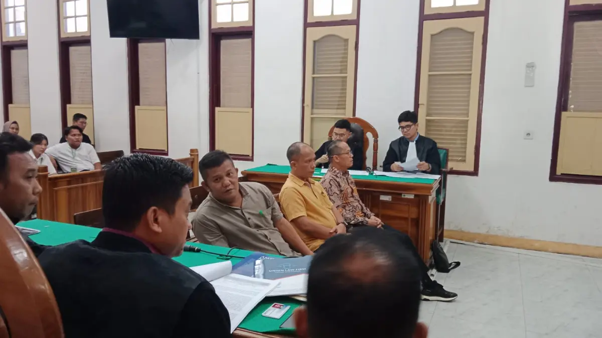 TERDAKWA: Eks Kadis DLH Tebingtinggi bersama dua terdakwa lainnya menjalani sidang dakwaan di Pengadilan Tipikor Medan, Rabu (22/7/2026). (Dok: Gusman/Sumut Pos)


