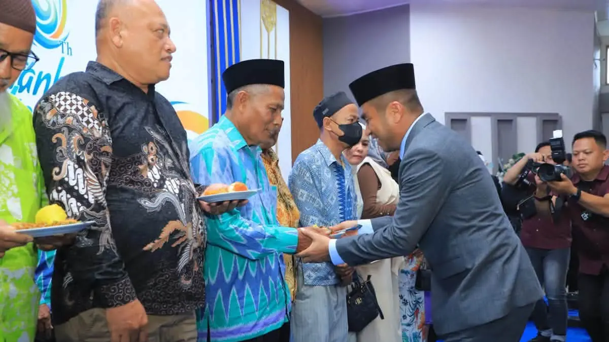 Wakil Bupati menyerahkan nasi tumpeng kepada para tokoh pemekaran .(Dok : Kominfo Labura/Sumut Pos)