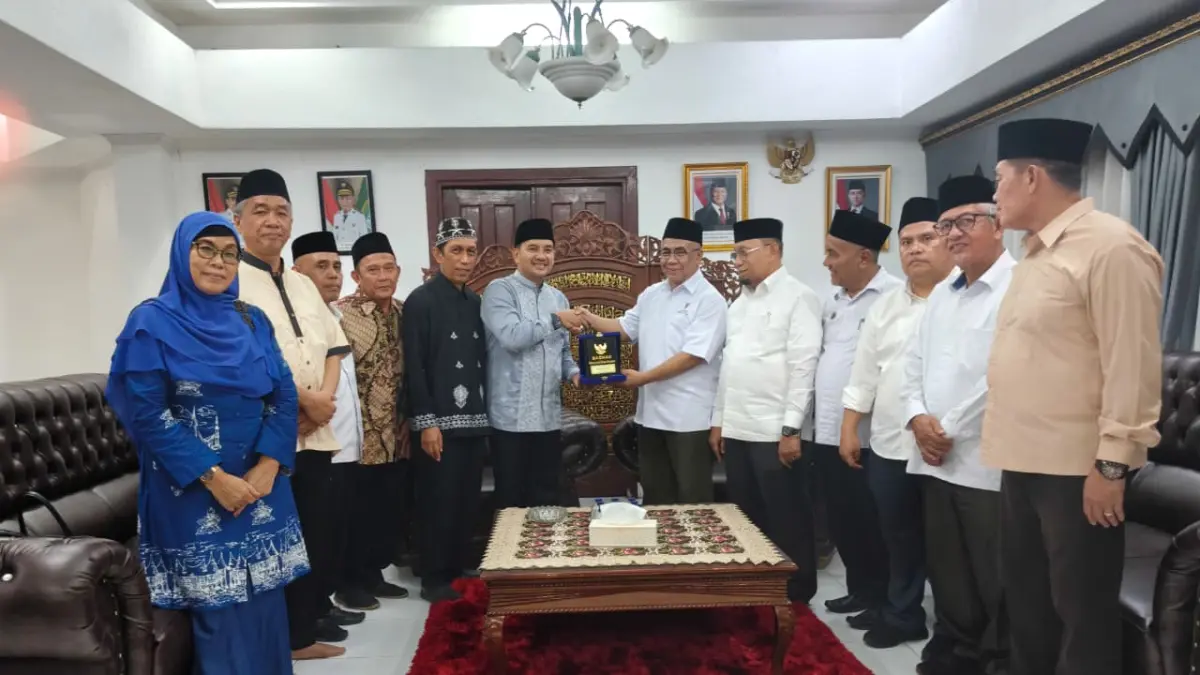 Penyerahan cendera mata menjadi momen penutup silaturahmi antara Ketua BAZNAS RI Sodik Mudjahid, dan jajaran BAZNAS Provinsi Sumatera Utara kepada Wali Kota Tebingtinggi Iman Irdian Saragih di Rumah Dinas Wali Kota Tebingtinggi, sebagai simbol penguatan sinergi dan kolaborasi dalam mendukung program pemberdayaan serta kesejahteraan masyarakat. (Azan Purba/Sumut Pos)