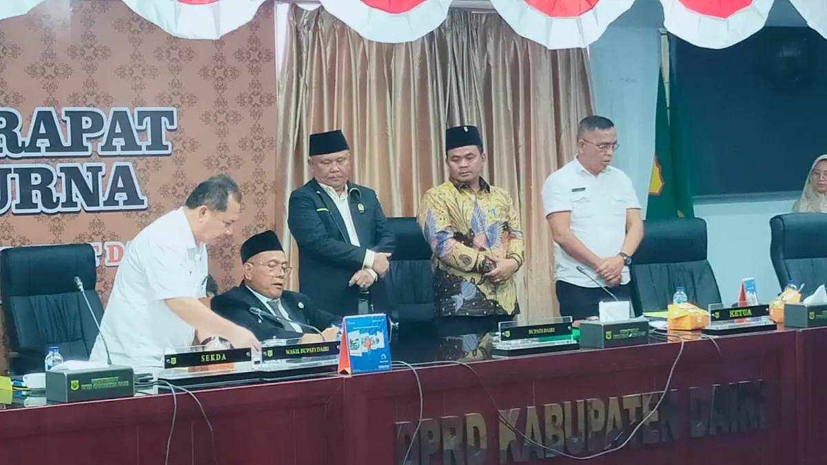 Bupati Dairi, Ir Vickner Sinaga didampingi Sekda, Surung Charles Lamhot Bantjin dan Ketua DPRD, Sabam Sibarani bersama Wakil Ketua, Helvensius Tondang menandatangani nota kesepakatan pengesahan Perda LPj pelaksanaan APBD TA 2025, Rabu (22/7/2026). (RUDY SITANGGANG/SUMUT POS)