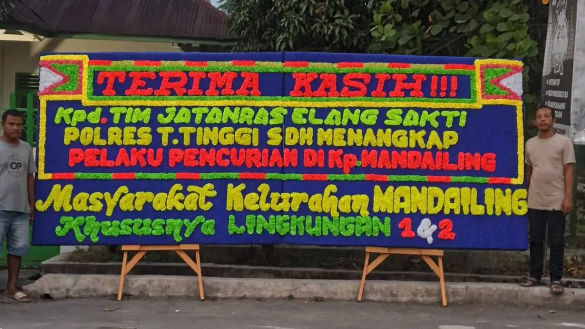 Warga Kelurahan Mandailing, khususnya Lingkungan I dan II, memasang papan bunga berisi ucapan terima kasih kepada Tim Jatanras Elang Sakti Satreskrim Polres Tebing Tinggi sebagai bentuk apresiasi atas keberhasilan mengamankan kembali pelaku pencurian yang sebelumnya sempat dikabarkan melarikan diri. (Azan Purba/Sumut Pos)