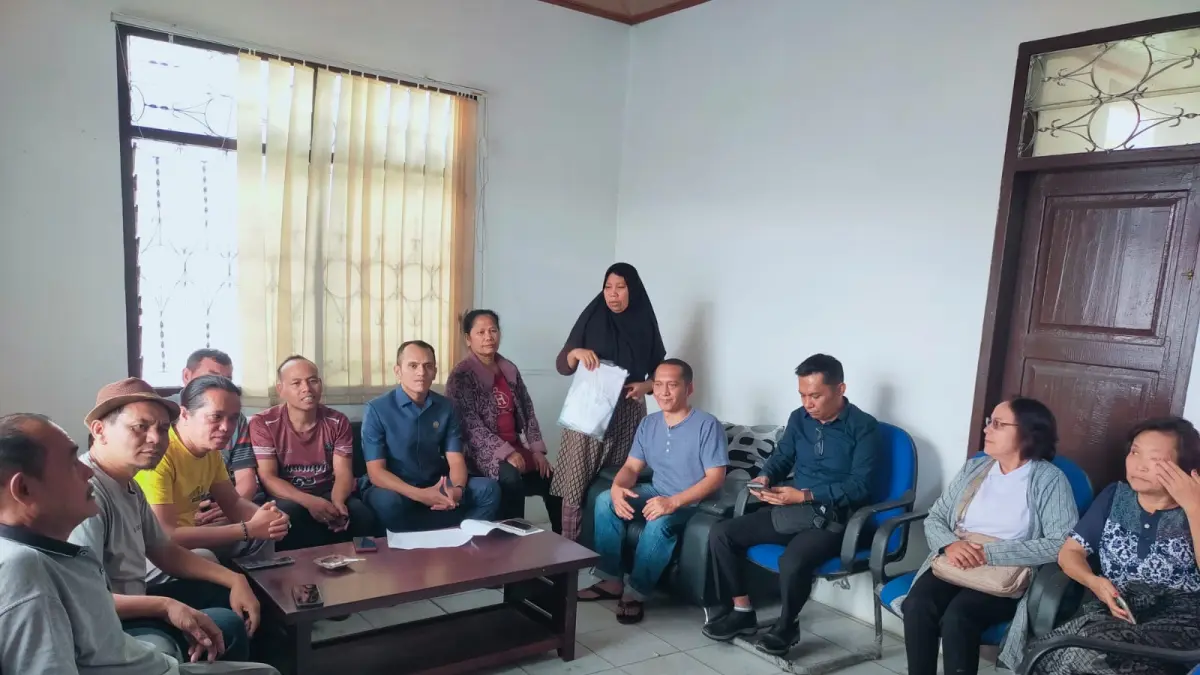 Belasan pedagang daei Pusat Paaar Sidikalang menemui Komisi III sampaikan keberatan atas kebijakan Direksi PD Pasar normalisasi ILP, Rabu (22/7/2026). (RUDY SITANGGANG/SUMUT POS)