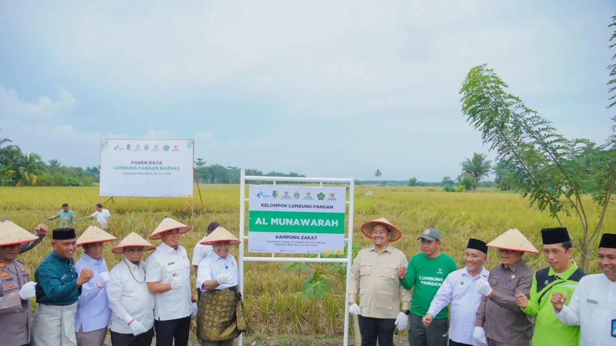 Bupati Batu Bara, Dr. H. Baharuddin Siagian, S.H., M.Si., C.L.A.Bersama Ketua Baznas RI Sodik Mudjahid, mengikuti Panen Raya Program Lumbung Pangan Padi BAZNAS di Dusun II, Desa Kuala Gunung, Kecamatan Datuk Lima Puluh, Rabu (22/7/2026). (Komimfo Batubara)