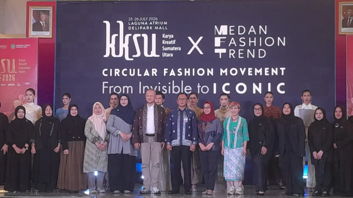 BUKA: Kepala KPw BI Sumut, Ameriza M Moesa bersama Plt Deputi Bidang Industri dan Investasi Kemenpar RI, Rizki Handayani dan lainnya saat membuka acara Medan Fashion Trend di KKSU 2026, di Laguna Atrium Delipark Mall, Kamis (23/7). (Dok: Dewi Syahruni Lubis/Sumut Pos)
