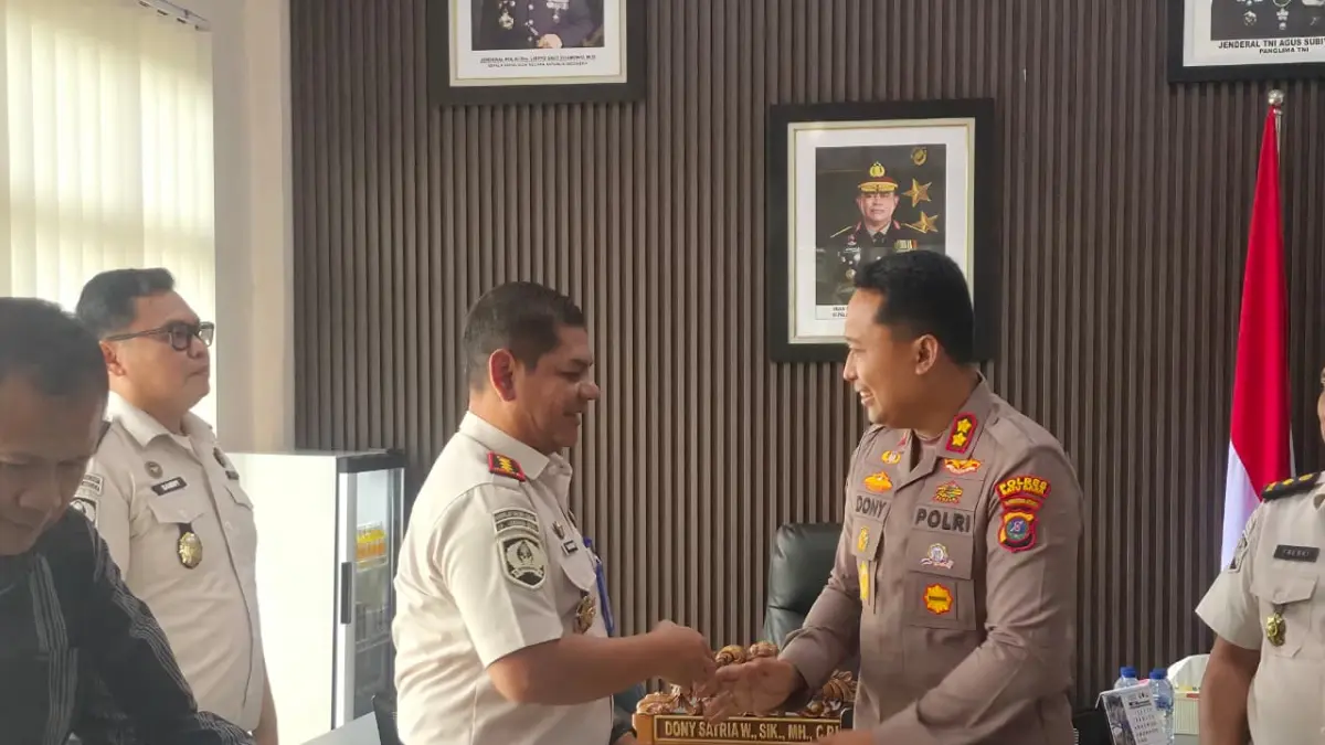 Kapolres Batu Bara AKBP Dony Satria Wicaksono, S.I.K., M.H., CPHR., CBA saat kunjungan Kalapas Labuhan Ruku Dr Hamdi Hasibuan, 
Kamis (23/7/2026) bertempat di ruang kerja Kapolres Batu Bara.(Foto Liberti H Haloho/Sumut Pos)