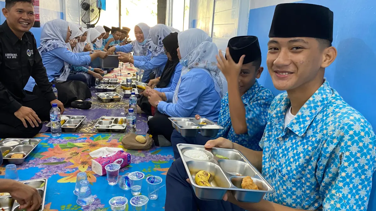 Para murid dan guru MTsN Dolok Masihul menikmati Makanan Bergizi Gratis bersama para relawan SPPG Dolok Manampang. Menu hari itu: nasi putih, dendeng daging, tahu crispy, sayur pakcoy bawang putih dan buah pisang, Rabu (22/7 ). ( Fadly/Sumut Pos)