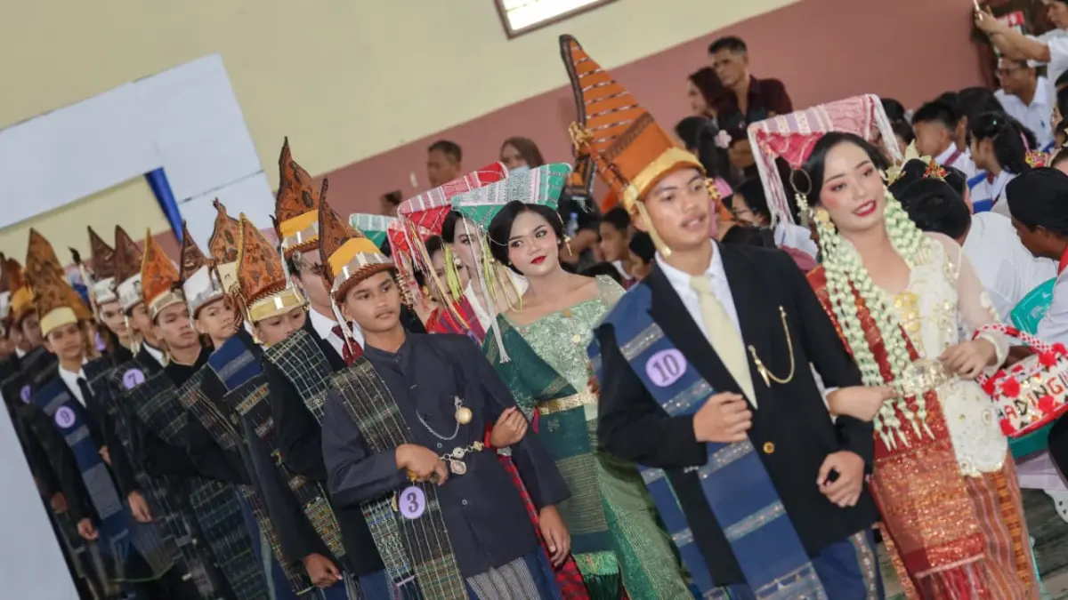 Penampilan peserta fashion show mengenakan pakaian adat Simalungun. (Pra Eevasi/Sumut Pos)