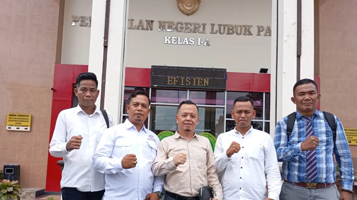 Penasehat Hukum Korban Usai Sidang Putusan Praperadilan di PN Lubuk Pakam. (Batara/sumut Pos)