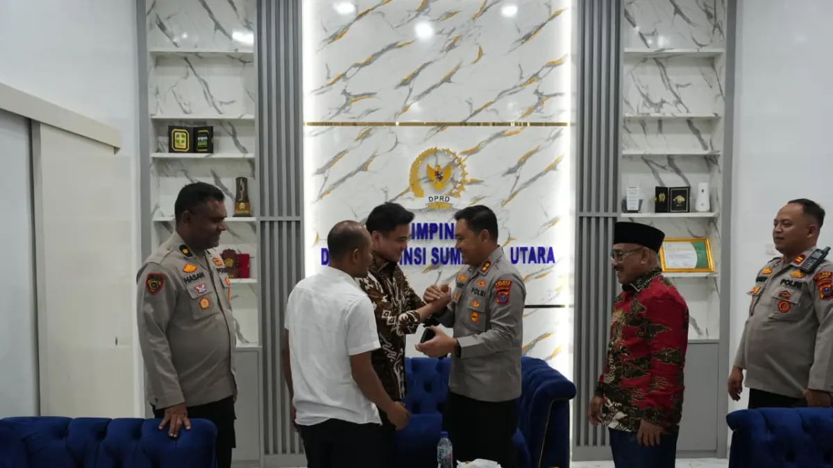 
Salam komando Pimpinan DPRD Sumut, Ricky Anthony dan Kapolres Langkat, AKBP Hannry Tambunan saat silaturahmi di Gedung Putih, Stabat. (Tim RA/Sumut Pos)