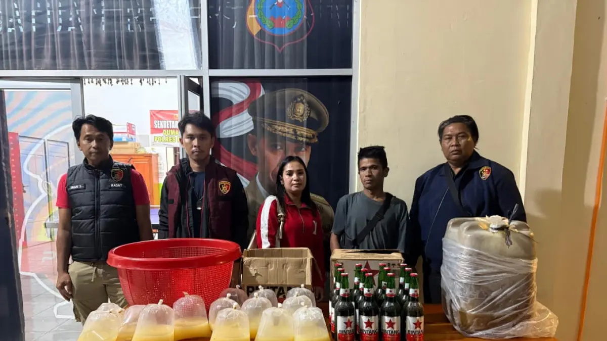 Satreskrim Polres Padang Lawas sikat habis puluhan botol Miras dan Tuak DJ Cafe Tanjung Baringin, Padang Lawas, Rabu( 22/7)  dini hari. (Humas Polres Padang Lawas)