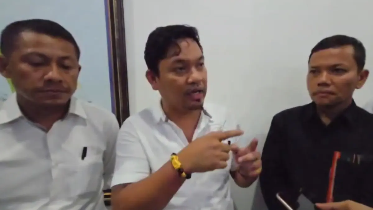 SIDANG: Tim PH eks Kadis PMD Samosir, memberikan keterangan usai sidang di Pengadilan Tipikor Medan, Kamis (23/7/2026) malam. (Dok: Gusman/Sumut Pos)
