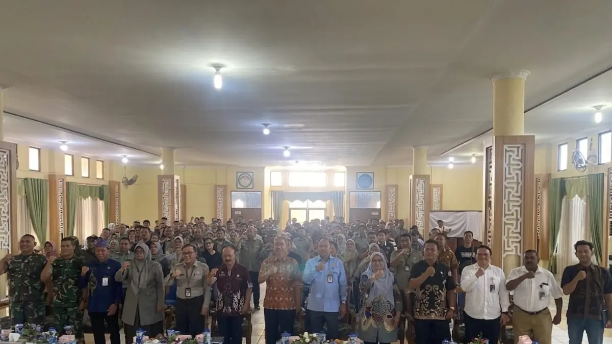 Sekretaris Daerah Kota Tebingtinggi, Erwin Suheri Damanik, mewakili Wali Kota Tebingtinggi, Iman Irdian Saragih, berfoto bersama peserta usai membuka Rapat Koordinasi Kegiatan Pertanian Modern Advanced Agriculture System (PM-AAS) Wilayah 3 di Gedung Sawiyah, Jalan Sutomo, Kota Tebingtinggi, Kamis (23/7/2026). (Azan Purba/Sumut Pos)