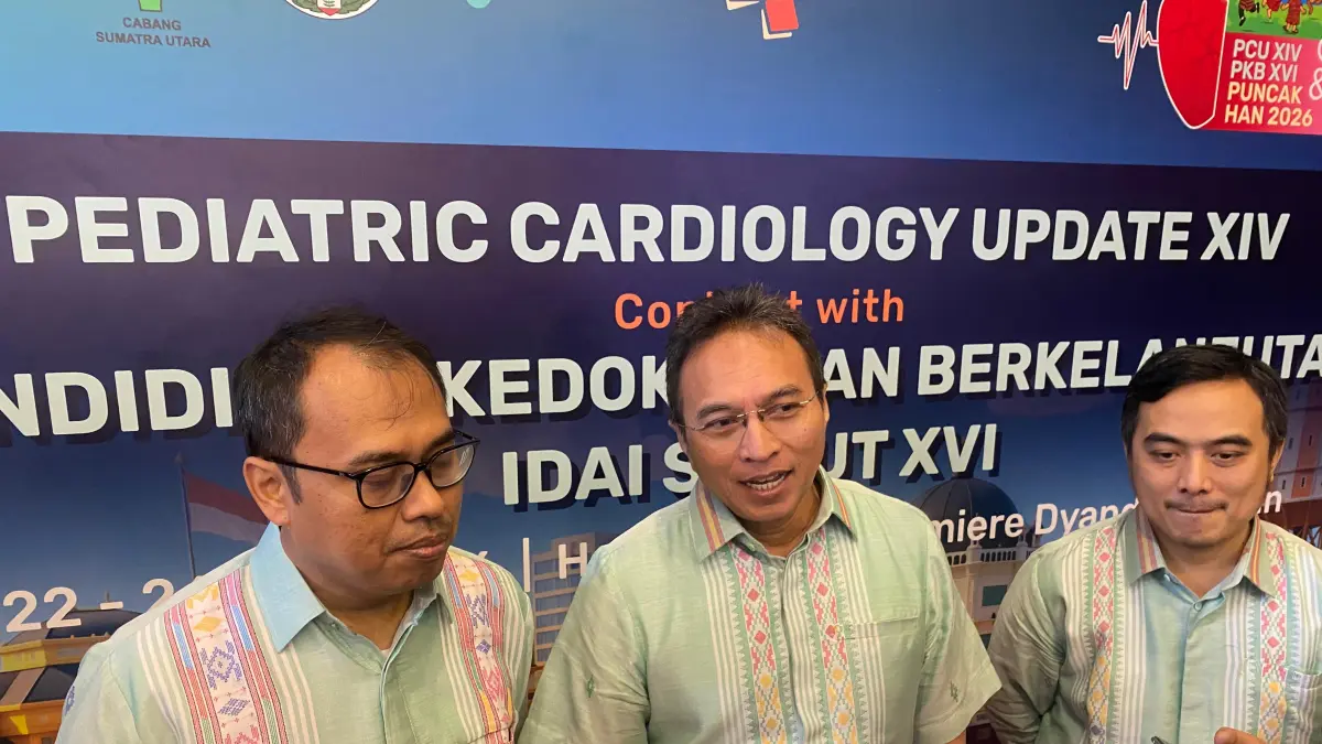 WAWANCARA: Ketua Umum Pengurus Pusat IDAI Dr dr Piprim Basarah Yanuarso, SpA, Subsp. Kardio(K), Ketua IDAI Sumut dr Rizky Adriansyah, MKed(Ped), SpA, Subsp. Kardio(K), saat diwawancarai wartawan di sela-sela acara. (Dok: Laila Azizah/ Sumut Pos)