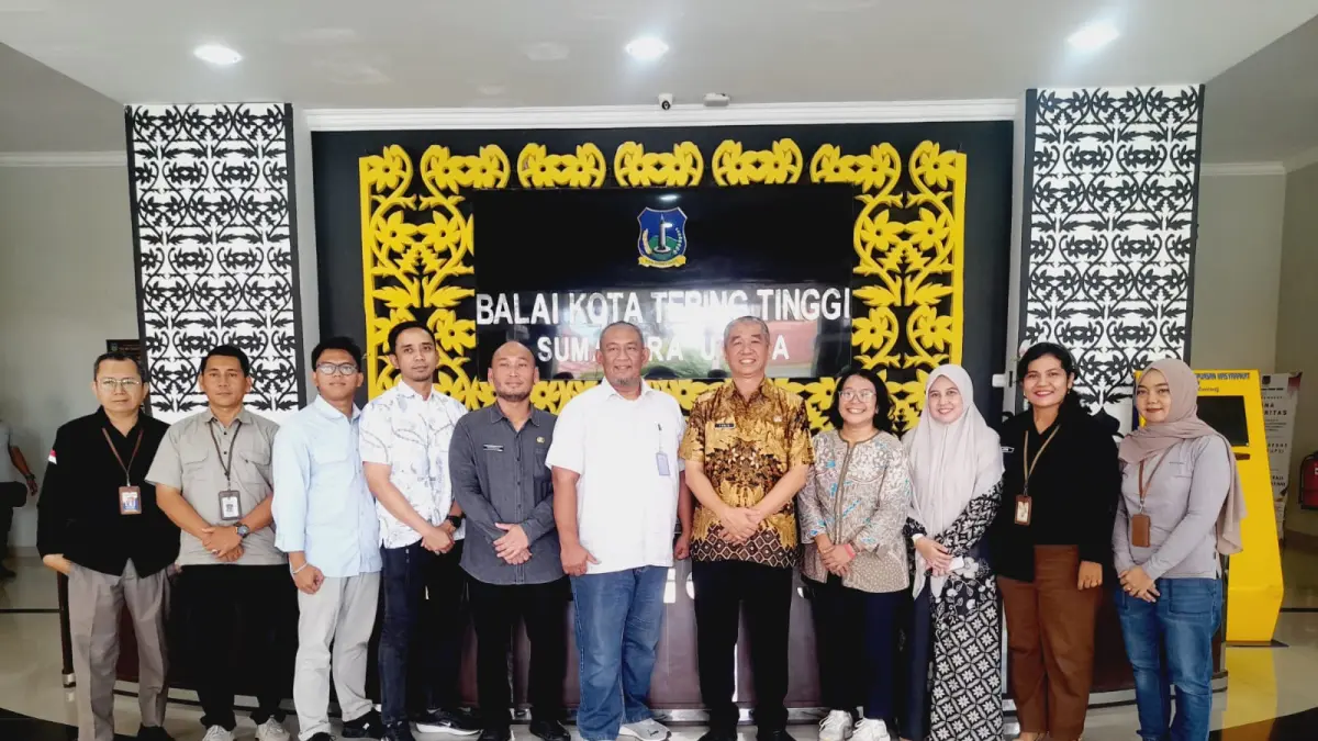 Sekdako Tebingtinggi Erwin Suheri bersama Tim Inspektorat Kementerian Lingkungan Hidup/Badan Pengendalian Lingkungan Hidup, jajaran Inspektorat Kota Tebingtinggi, Kepala Dinas Lingkungan Hidup, dan Kepala Bagian Pembangunan usai koordinasi pengawasan perlindungan dan pengelolaan lingkungan hidup di Balai Kota Tebingtinggi. (Azan Purba/Sumut Pos)