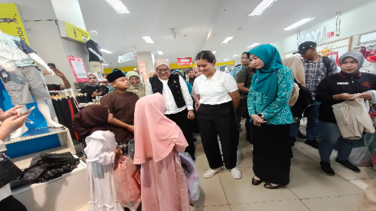 Ketua TP PKK Provinsi Sumatera Utara, Kahiyang Ayu Bobby Nasution, didampingi Evi Novida Sulaiman Harahap dan Ketua TP PKK Kota Tebing Tinggi, Susmira Wanti Iman Irdian Saragih, menyapa sekaligus berdialog dengan anak-anak yatim yang menerima voucher belanja senilai Rp500 ribu pada peringatan Hari Anak Nasional (HAN) Sumatera Utara 2026 di Ramayana Kota Tebing Tinggi, Jumat (24/7/2026). (Azan Purba / Sumut Pos)