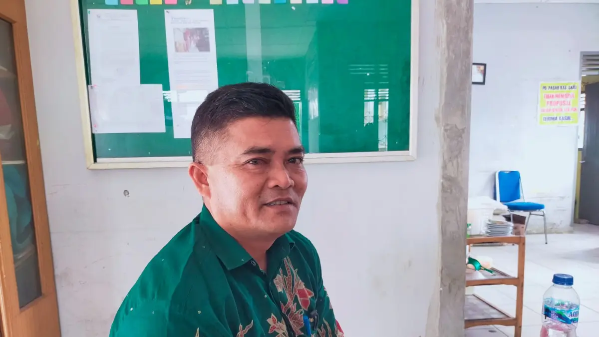 Direktur Utama PD Pasar Dairi, Lumpin Pangaribuan memberikan keterangan kepada Sumutpos.Jawapos.com, Kamis (23/7/2026). (RUDY SITANGGANG/SUMUT POS.)