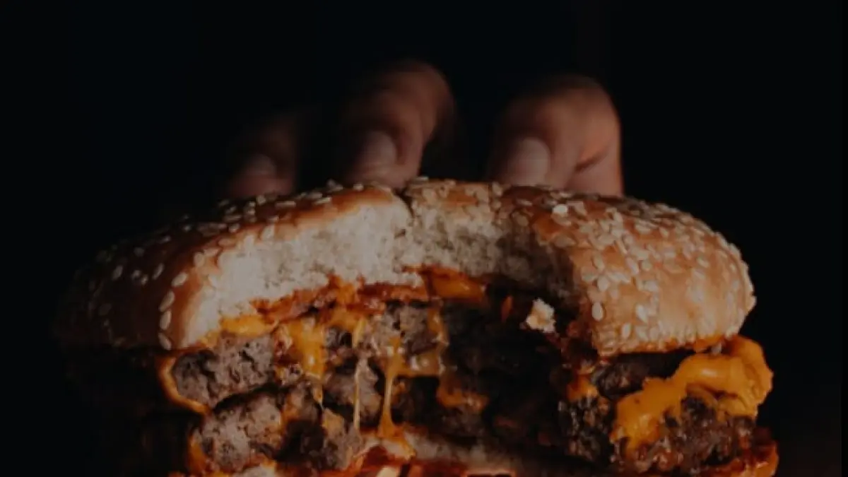 ilustrasi, burger merupakan salah satu makanan ultra-proses yang banyak digemari masyarakat. (pexels.com)
