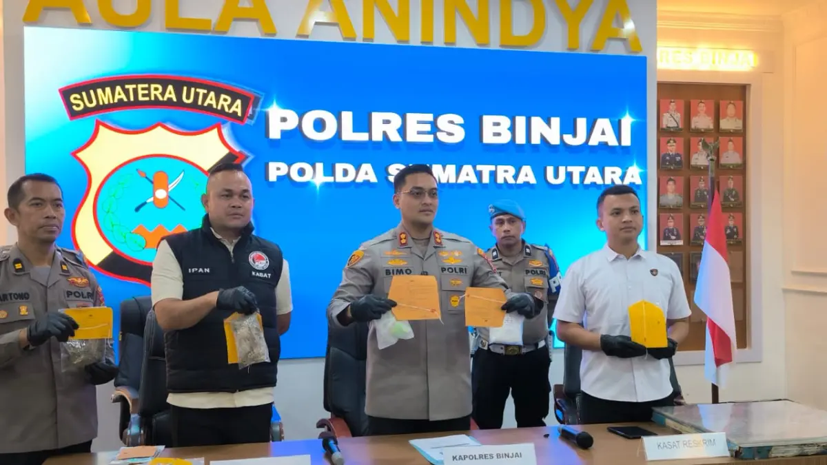 
Kapolres Binjai, AKBP Raden Bimo Moernanda (dua dari kanan) saat memaparkan pengungkapan kasus curat. (Teddy Akbari/Sumut Pos)