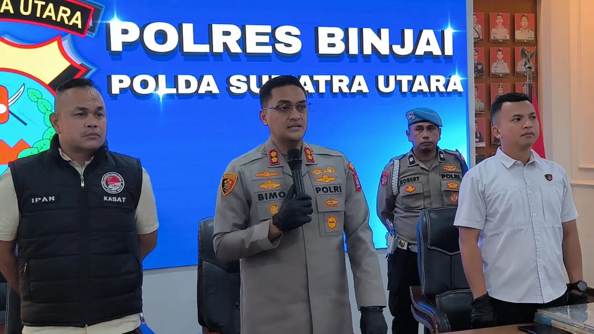 
Kapolres Binjai, AKBP Raden Bimo Moernanda (tengah) saat menyampaikan keterangan kepada wartawan. (Teddy Akbari/Sumut Pos)
