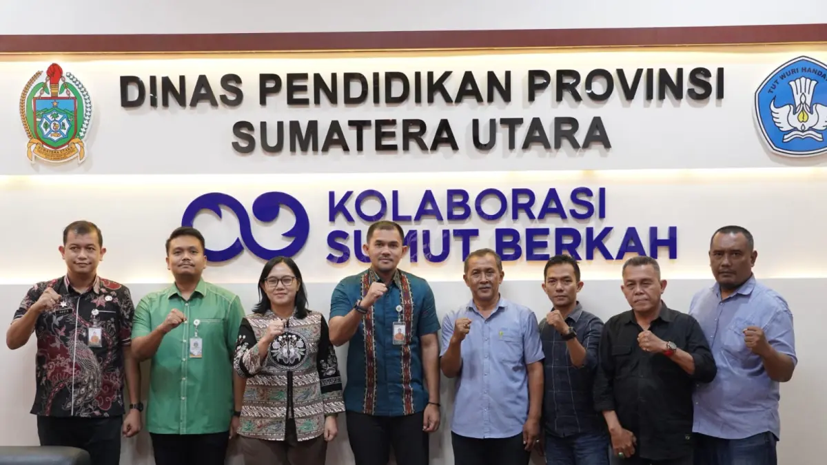 Kepala Disdik Sumut Alexander Sinulingga dan staf bersama Panitia Kejuaraan Catur SIWO PWI - STOK Bina Guna Piala Ketua PWI Sumut 2026. (Dok Disdik Sumut)