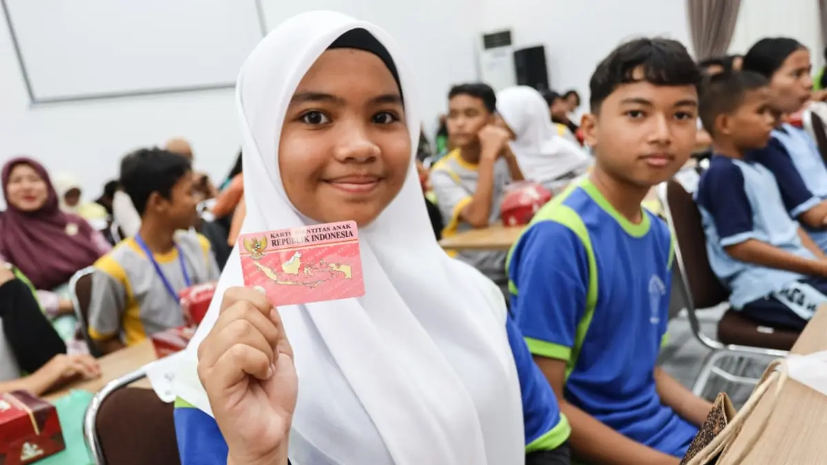 Para pelajar mendapat Kartu Identitas Anak (KIA) saat acara Hari Anak Nasional. (Pra Evasi/Sumut Pos)