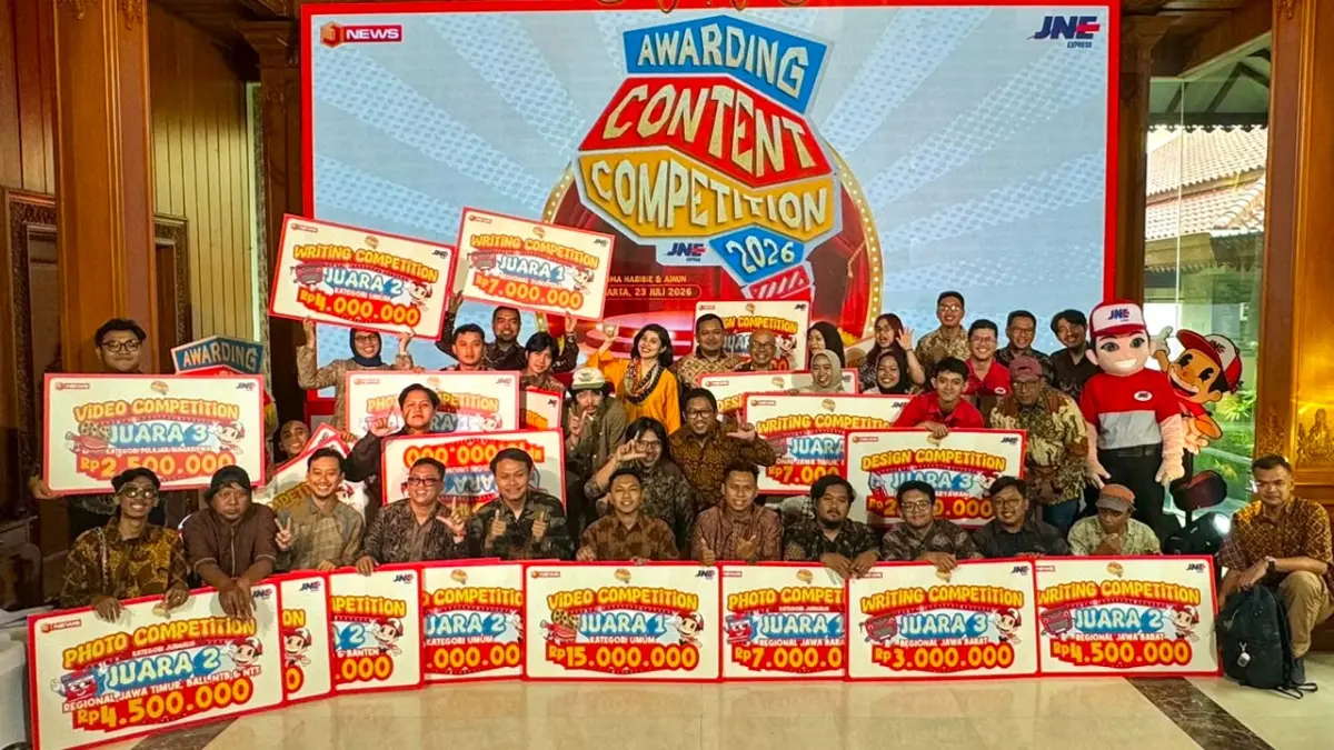 Para pemenang menerima penghargaan di acara puncak penghargaan JNE Content Competition 2026 di Wisma Habibie & Ainun, Jakarta Selatan (23/7/2026). (Foto JNE)&nbsp;
