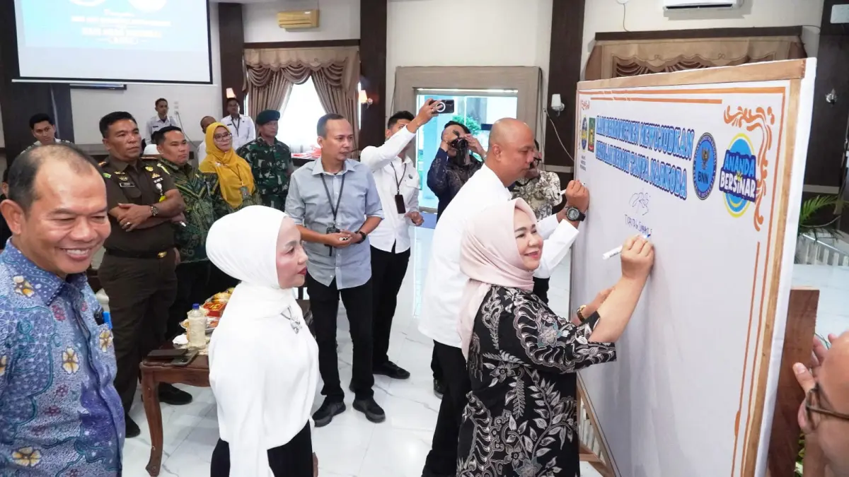 
Plt Bupati Langkat, Tiorita br Surbakti saat melakukan penandatanganan komitmen bersama mewujudkan sekolah bersih tanpa narkoba. (Diskominfo Langkat/Sumut Pos)