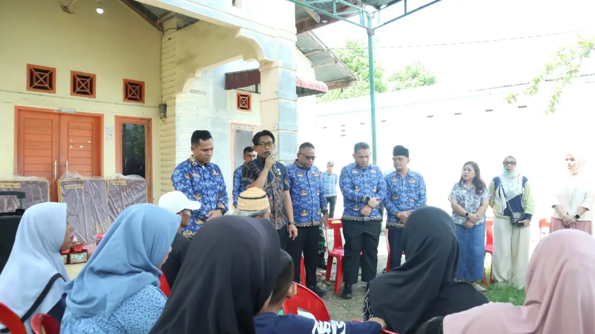 
Wawako Binjai, Hasanul Jihadi saat memberi kata sambutan sebelum memberikan bantuan secara simbolis kepada korban angin puting beliung. (Diskominfo Binjai/Sumut Pos)