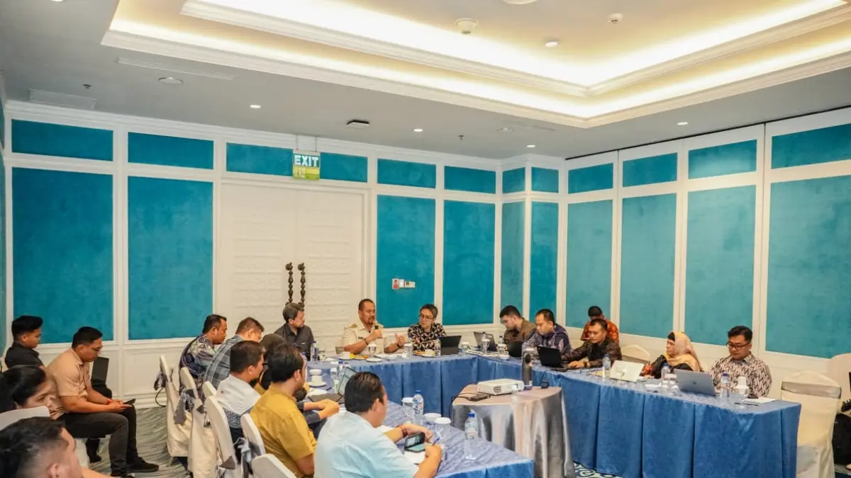 PIMPIN: Bupati Batu Bara, H Baharuddin Siagian, memimpin Rapat Koordinasi Lanjutan Kerja Sama Pemerintah dengan Badan Usaha (KPBU) untuk proyek Alat Penerangan Jalan (APJ) Kabupaten Batu Bara bersama PT Penjaminan Infrastruktur Indonesia (PT PII), di Hotel Adi Mulia, Medan, Jumat (24/7/2026). (Dok: Komimfo Batubara)