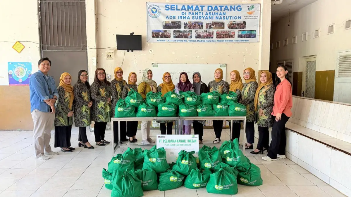 BERSAMA: Manajemen Pegadaian Kanwil 1 Sumut berfoto bersama saat memberikan bantuan di Deliserdang. (Dok: Pegadaian)

