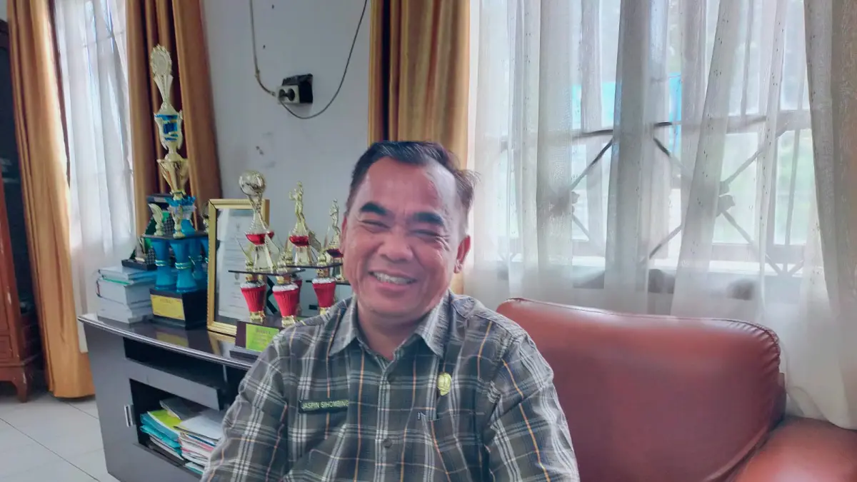 Kepala Dinas Pendidikan Kabupaten Dairi, Jaspin Sihombing memberikan keterangan kepada wartawan, Jumat (24/7/2026).( Dok: Rudy Sitanggang/ Sumut Pos)