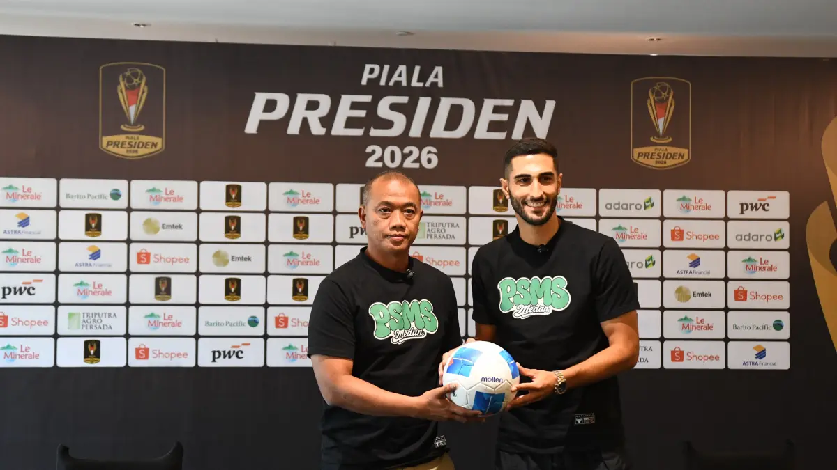 Pelatih PSMS Eko Purdjinato bersama pemain asing Angelo Meneses memberi keterangan. (Dok PSMS)