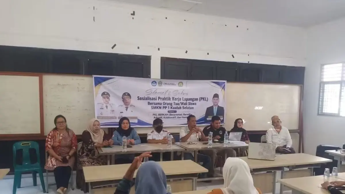 SINERGI: SMKN Pertanian Pembangunan 1 Kualuh Selatan saat mengelar rapat bersama orang tua siswa. Agendanya untuk memperkuat sinergi dengan orang tua, dan menekankan pendidikan karakter siswa. (Dok: Asri Tarigan/Sumut Pos)