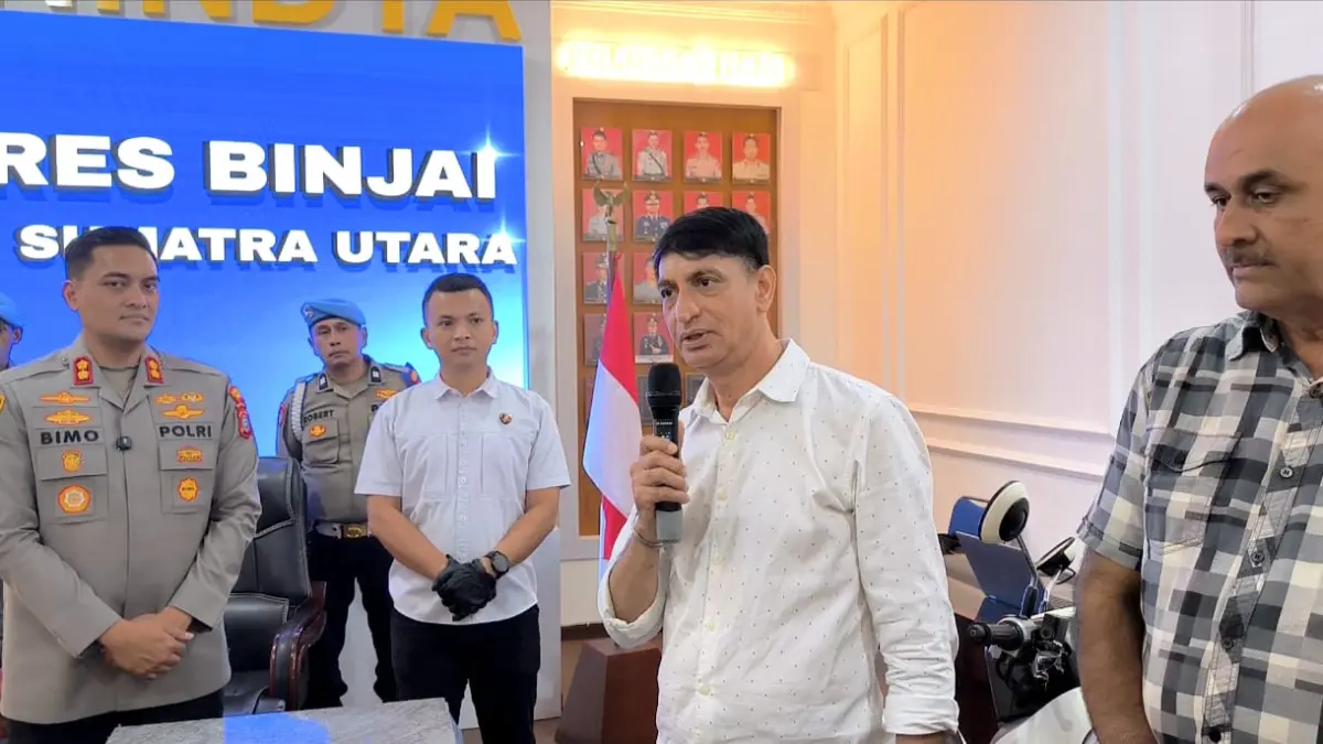 TERIMA KASIH: Pelapor, Amrit Singh Dhillon (dua dari kanan) saat menyampaikan ucapan terima kasih dan apresiasi kepada Kapolres Binjai, AKBP Raden Bimo Moernanda (kiri) usai konferensi pers di Aula Anindya. (Dok: Teddy Akbari/Sumut Pos)