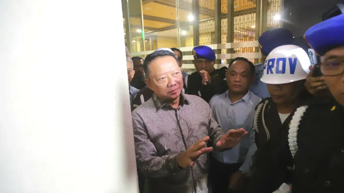 Tersangka dugaan korupsi TPPU yang juga mantan Jaksa Agung Muda Tindak Pidana Khusus (Jampidsus) Febrie Adriansyah usai menjalani pemeriksaan di Gedung Kejaksaan Agung, Jakarta, Jumat (24/7/2026). (Dery Ridwansah/ JawaPos.com)