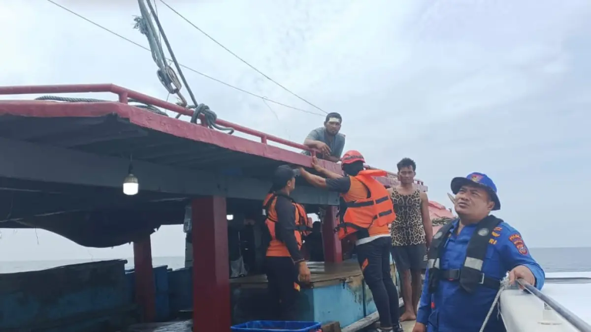 Tm SAR gabungan  terdiri atas personel Unit Markas Polairud Batu Bara Pos Pagurawan, Basarnas, dan relawan nelayan dengan   Kapal Patroli Polisi KP II-2025 menyisir hilang nelayan   di perairan sekitar Pulau Berhala, Kabupaten, Serdang Bedagai. ( Liberti H Haloho/Sumut Pos)