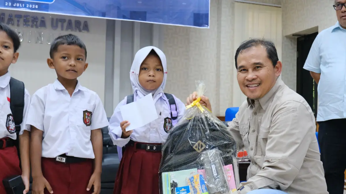 BINGKISAN: GM PLN UID Sumut, Mundhakir saat memberikan bingkisan perlengkapan sekolah kepada Siswa SD Negeri 027089. (Dok: PLN UID Sumut)