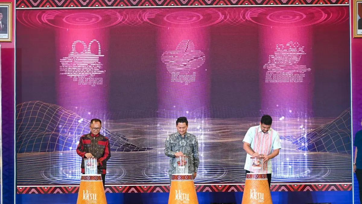 Deputi Gubernur BI, Thomas Aquinas Muliatna Djiwandono bersama Kepala KPw BI Provinsi Sumut, Ameriza M Moesa dan  Gubernur Sumut, Bobby Nasution dalam acara KKSU 2026, di Lobi Delipark Mall Medan, Sabtu (25/7) sore. (Sumut Pos/Dokumen Pribadi)