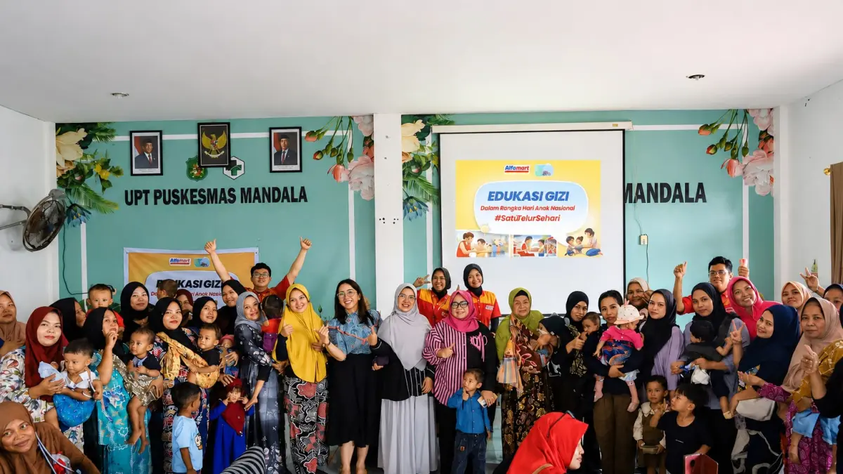 EDUKASI: Alfamart menggelar edukasi gizi bagi orang tua penerima manfaat Program Satu Telur Sehari di Kecamatan Medan Tembung, Jumat (24/7/2026). (Dok: Alfamart)
