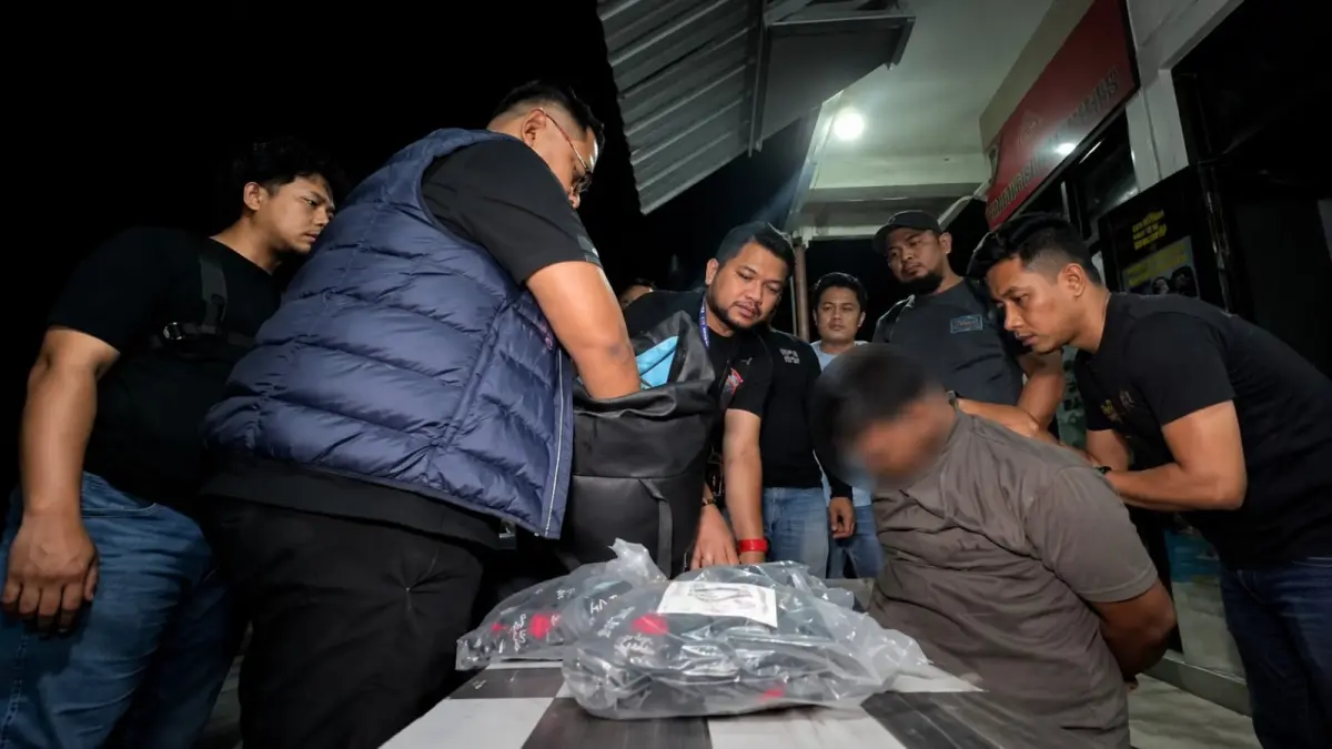 Petugas saat melakukan penggeledahan barang milik mahasiswa yang diamankan. (Dok: Polrestabes Medan).